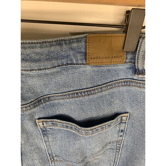 American Eagle Womens stretch Distressed Light Wash Jeans Size 6 - Picture 4 of 9